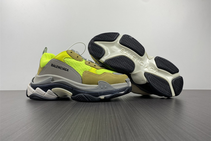 Ba*len*cia*ga triple s black sneaker 1801