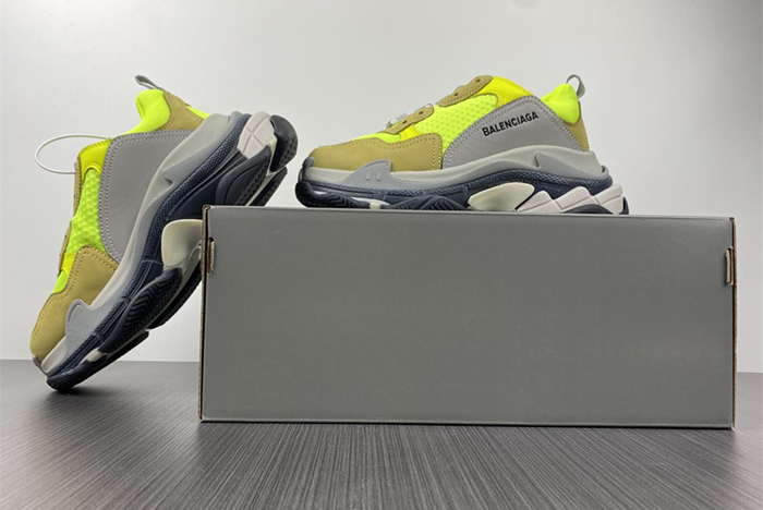 Ba*len*cia*ga triple s black sneaker 1801